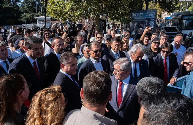 ahmet-davutoglu-ankara-adliyesinde-ifade-verdi-1788794045778.jpg