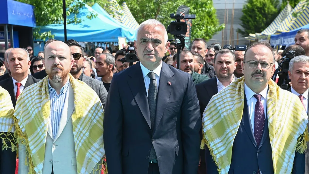 Nazilli’de festival heyecanı! Bakan Ersoy üreticiler ve sanatkârlarla bir araya geldi Nazilli’de festival heyecanı! Bakan Ersoy üreticiler ve sanatkârlarla bir araya geldi