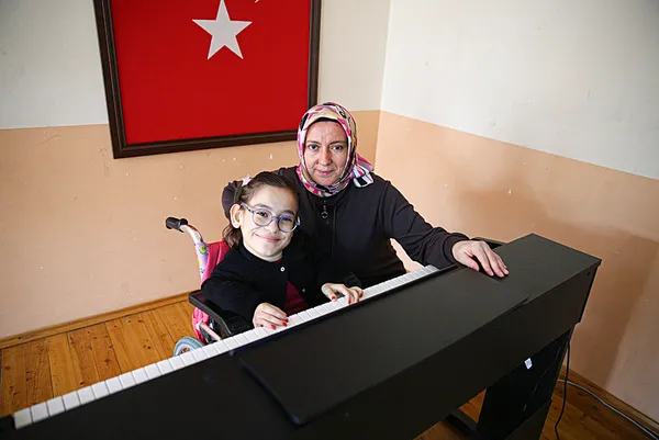 cam-kemik-ve-skolyoz-hastasi-zeynep-durunun-hayali-sahnede-piyano-calmak-1774508267488.jpg