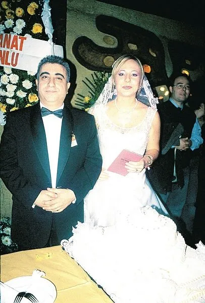 Sibel Can'ın oğlu Emir Aksüt sevgilisiyle görüntülendi! İşte Sibel Can'ın oğlu Emir Aksüt'ün sevgilisi Yasemin Kurttepeli...