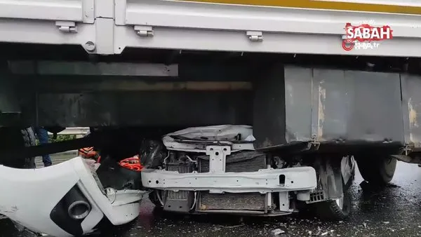 Otomobil, yan dönen kamyona ok gibi saplandı: 1 ölü 4 yaralı | Video
