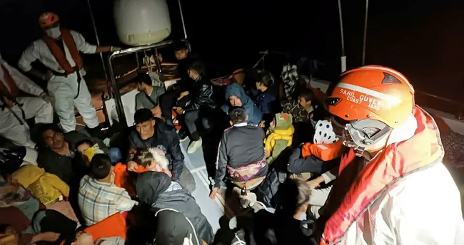 İHA’lar tespit etti, lastik bot içindeki 52 kişi yakalandı İHA’lar tespit etti, lastik bot içindeki 52 kişi yakalandı