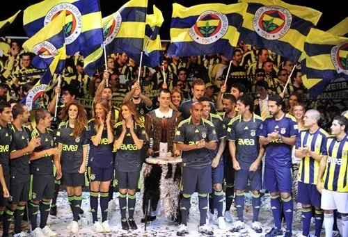 İşte Fenerbahçe yeni formalarını tanıttı