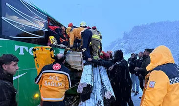 Tokat’ta karlı yolda kayan otobüs tıra arkadan çarptı: 13 kişi yaralandı #tokat