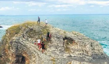 Selfi için çıktığı kayalıklardan düştü