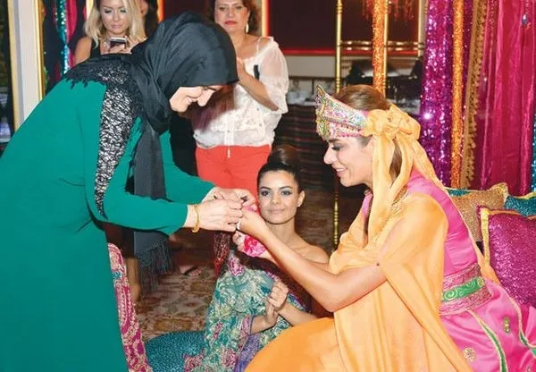 Ebru Şancı kına gecesinde ağladı