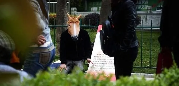 At maskesi takıp sırtında insan taşıyor