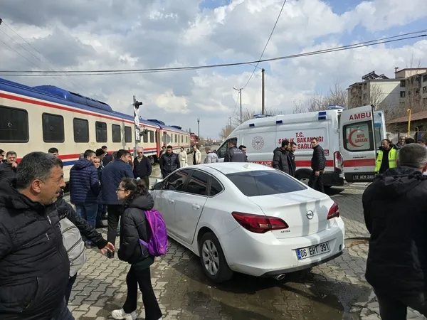 bingolde-trenin-otomobile-carptigi-kazada-3-kisi-yaralandi-1771416817764.jpg