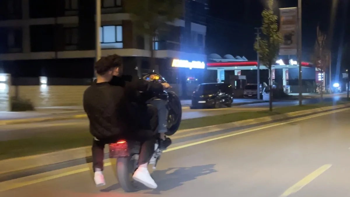 Sakarya’da tehlikeli yolculuk: Bir motosiklette 3 kişi! Plaka yok, kask yok… Sakarya’da tehlikeli yolculuk: Bir motosiklette 3 kişi! Plaka yok, kask yok…