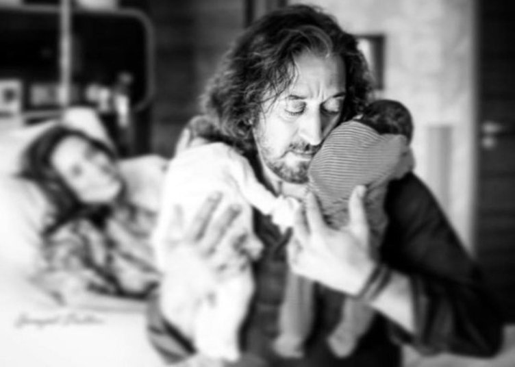 Kerem Alışık oğlu Sadri Alışık ile aynı dizideymiş...Ünlü oyuncu Kerem Alışık'ın oğlu Sadri Alışık dedesinin kopyası!