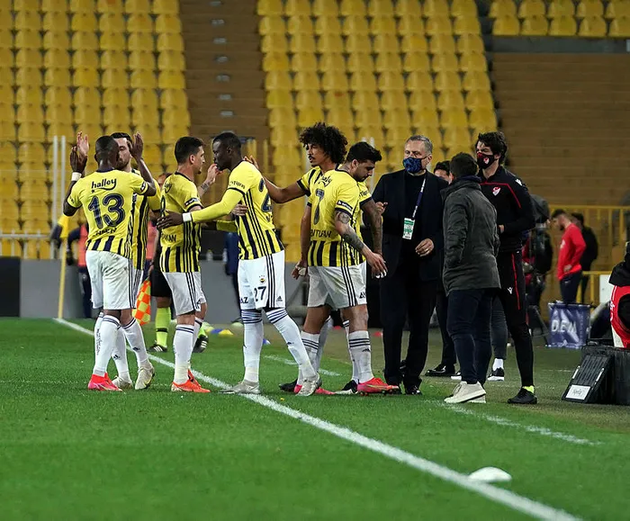 fenerbahce-kasimpasa-macindan-sonra-gerginlik-yasandi-1619417519021.jpg