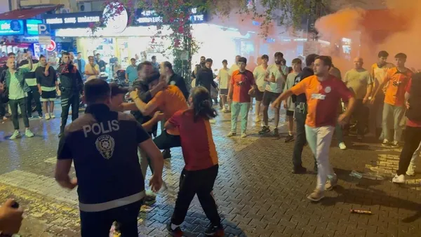 galatasaray-ve-fenerbahceliler-fethiyede-birbirlerine-girdiler-1716753889644.jpg