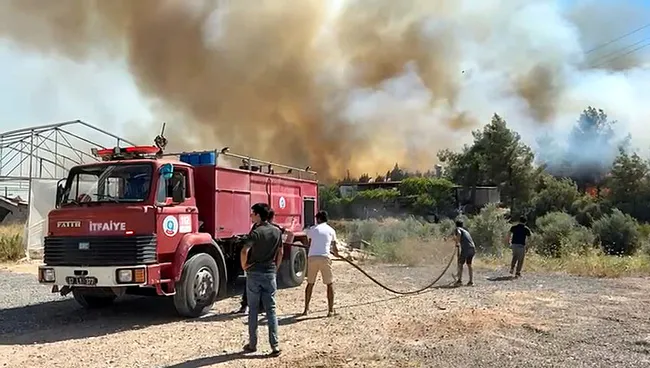 antalya-aksuda-yangin-havadan-ve-karadan-mudahale-ediliyor-1751548882718.jpeg