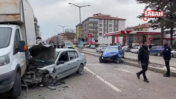 Ankara’da zincirleme trafik kazası: Araçlardan biri park halindeki kamyonun altına girdi: 5 yaralı | Video