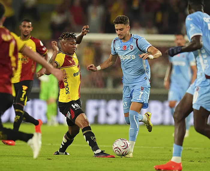 canli-yayin-goztepe-trabzonspor-ozel-maci-ismail-koybasi-jubile-yapiyor-1786213347910.jpeg