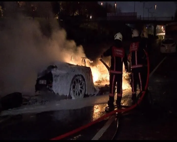 İstanbul’da feci kaza: Lüks otomobil alev alev yandı