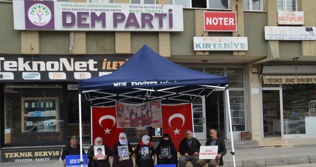 Muşlu aileler, DEM parti önündeki eylemlerini sürdürdü