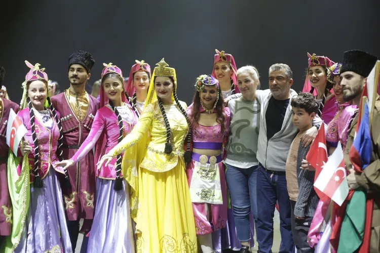 kardeslik-destani-izmirde-1645020191192.jpg