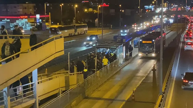 İstanbul-Bakırköy metrobüs durağında korku dolu dakikalar: Alkollü şahıs rastgele ateş açtı!
