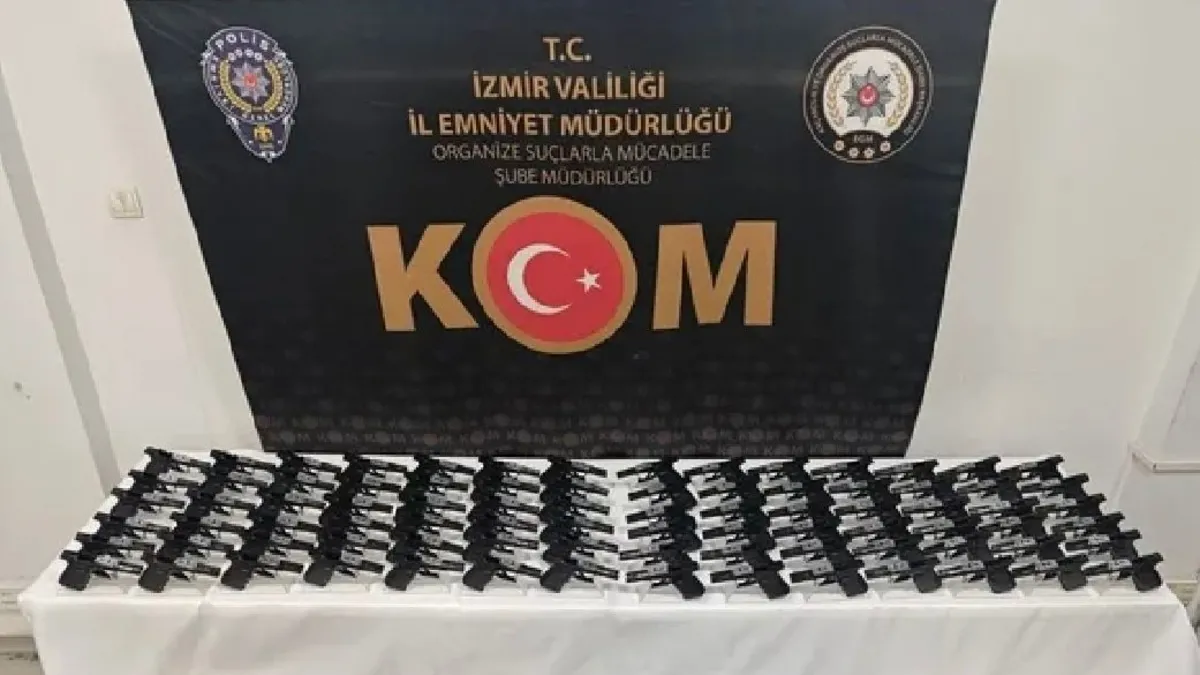 İzmir’de suç örgütüne ağır darbe! 10 şüpheli tutuklandı İzmir’de suç örgütüne ağır darbe! 10 şüpheli tutuklandı