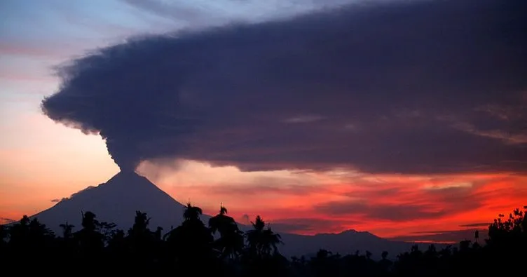 Endonezya’daki Merapi Yanardağı’nda patlama!