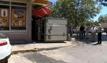 Şoför direksiyon hakimiyetini kaybetti, kamyonet kafenin önüne devrildi #istanbul