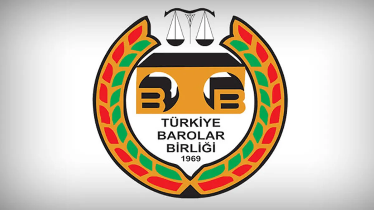 Türkiye Barolar Birliği logosu ve avukatlık cübbesi görseli.