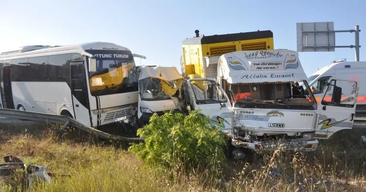 Tekirdağ’da kamyonet, işçi servislerine çarptı: 18 yaralı