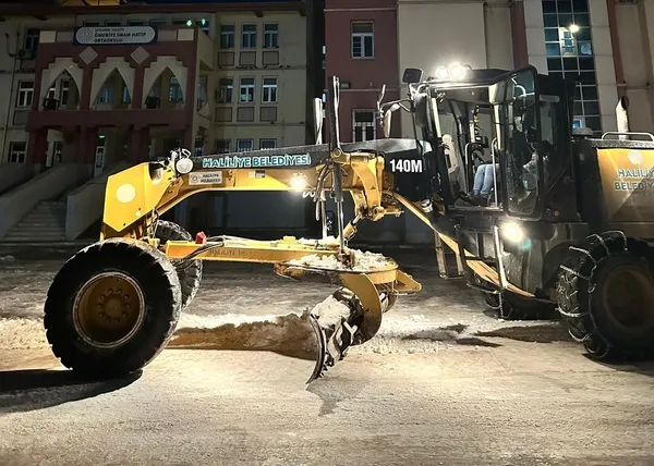 haliliyede-okullarda-kar-temizligi-calismalari-devam-ediyor-1767470500827.jpg