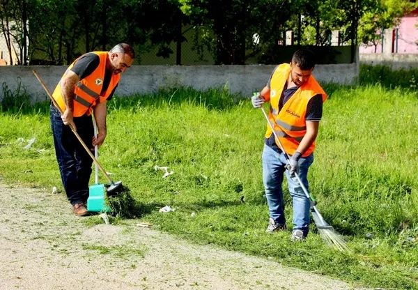 yuregirde-40-mahallede-bahar-temizligi-yuregir-bayrama-hazirlaniyor-1681218350243.jpg
