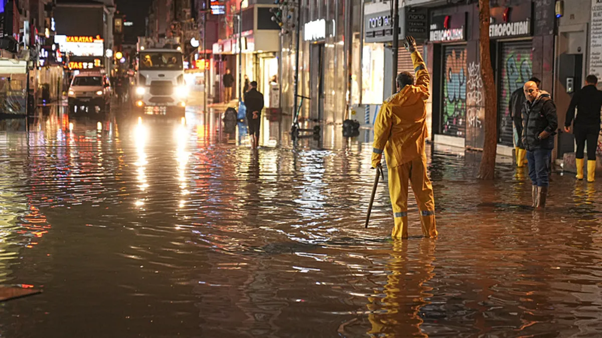 SON DAKİKA… İzmir’de manzara yine aynı! Sağanak yağış sonrası deniz taştı cadde ve sokaklar göle döndü! SON DAKİKA… İzmir’de manzara yine aynı! Sağanak yağış sonrası deniz taştı cadde ve sokaklar göle döndü!