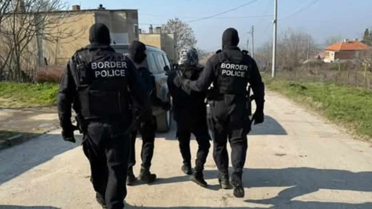 Bulgaristan sınırında göçmen kaçakçılığı operasyonu: 10 polis tutuklandı Bulgaristan sınırında göçmen kaçakçılığı operasyonu: 10 polis tutuklandı