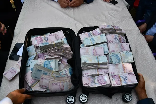 sirnakta-muhtesem-dugun-geline-2-kilo-altin-damada-3-milyon-tl-takildi-1718192928425.jpg