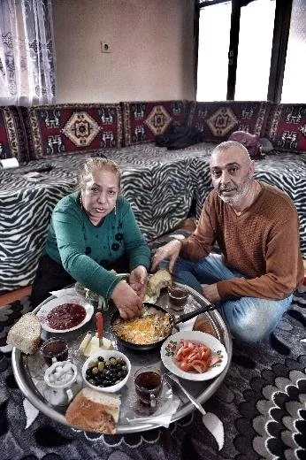 Dilber Ay: Erotik filmlerde oynayan Dilber Ay isimli bir kadın...