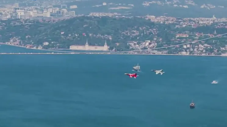 İstanbul semalarında HÜRJET rüzgarı: Boğaz'daki o anları görenler gözlerine inanamadı!