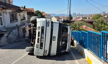 İstanbul’da faciadan dönüldü: Yokuştan çıkmaya çalışan traktör devrildi #istanbul