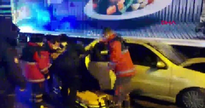İstanbul Sultanbeyli’de otomobil TIR’ın altına girdi: 1’i ağır, 3 yaralı