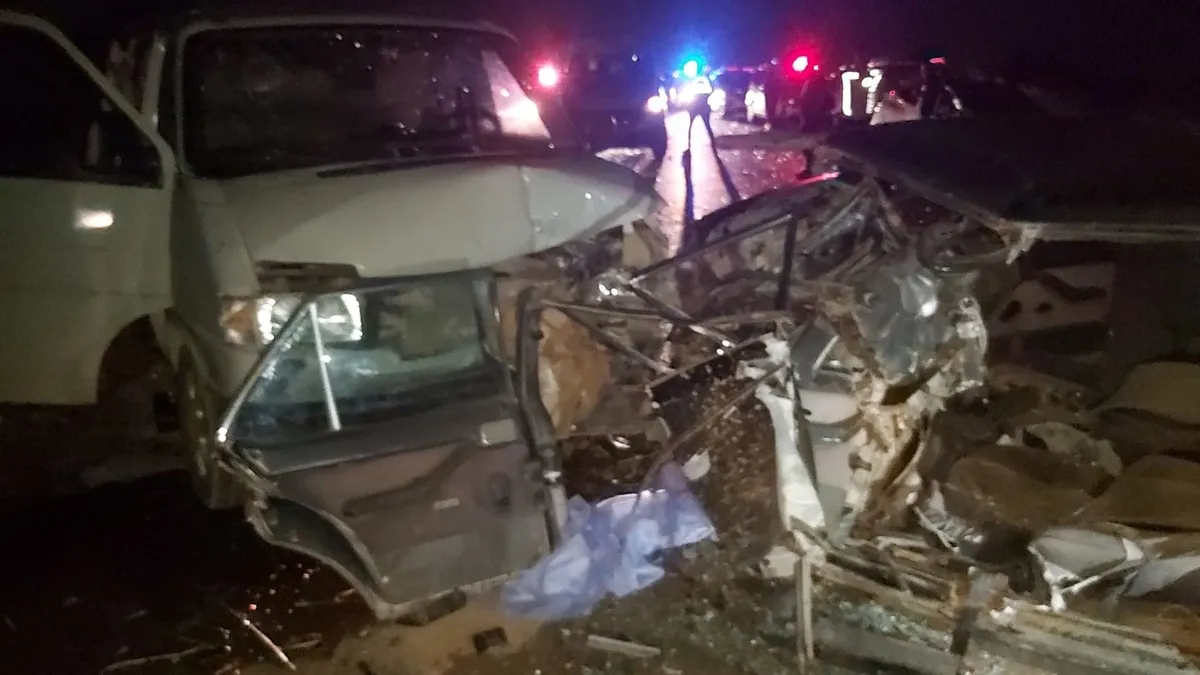 Antalya Döşemealtı'nda meydana gelen trafik kazasında hasar gören araçlar ve olay yerine müdahale eden ekipler.