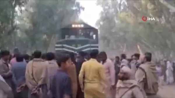 Pakistan’da tren okul servisine çarptı: 3 ölü, 9 yaralı