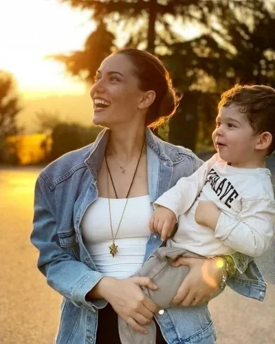 Güzel oyuncu Fahriye Evcen yakışıklı oğlu Karan’ı paylaştı! Sosyal medya adeta yıkıldı