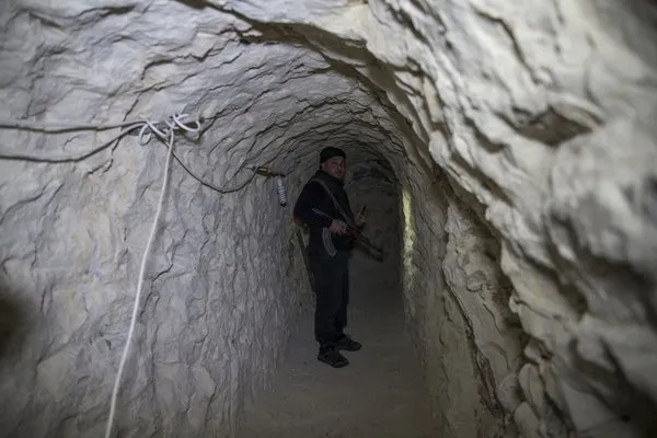 Afrin'de teröristlerin gizlendiği bir tünel daha bulundu