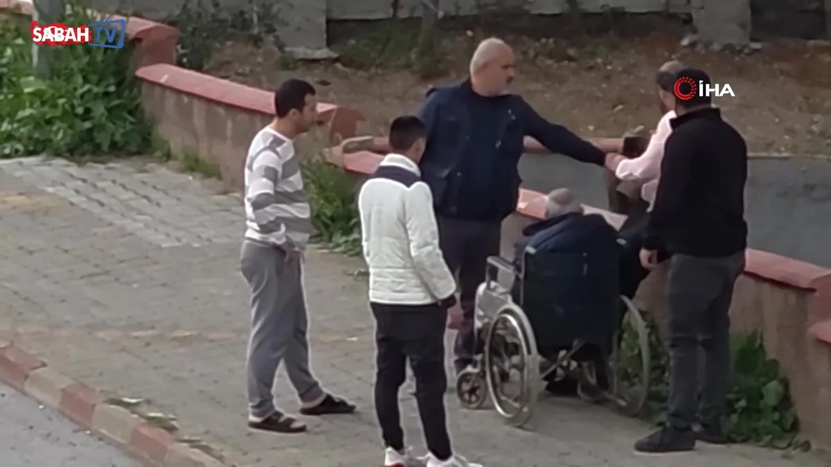 Yaşlı babasına sert çıkan şahıs, yanlış anlaşılınca böyle darp edildi! | Video videosunu izle Yaşlı babasına sert çıkan şahıs, yanlış anlaşılınca böyle darp edildi! | Video videosunu izle