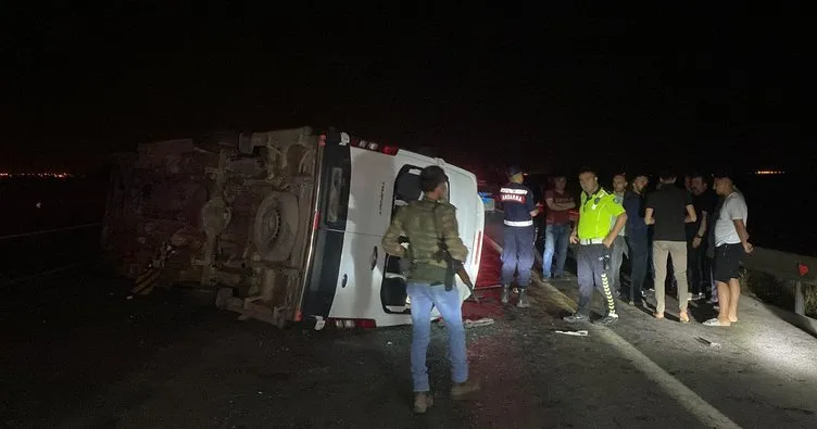 Gaziantep’te korkunç kaza! Gezi dönüşü öğrencileri taşıyan minibüs TIR’a çarparak devrildi: Çok sayıda yaralı...