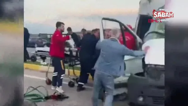 Balıkesir Ayvalık'ta fabrika işçilerinin taşındığı servis ile tır çarpıştı: 9 yaralı | Video
