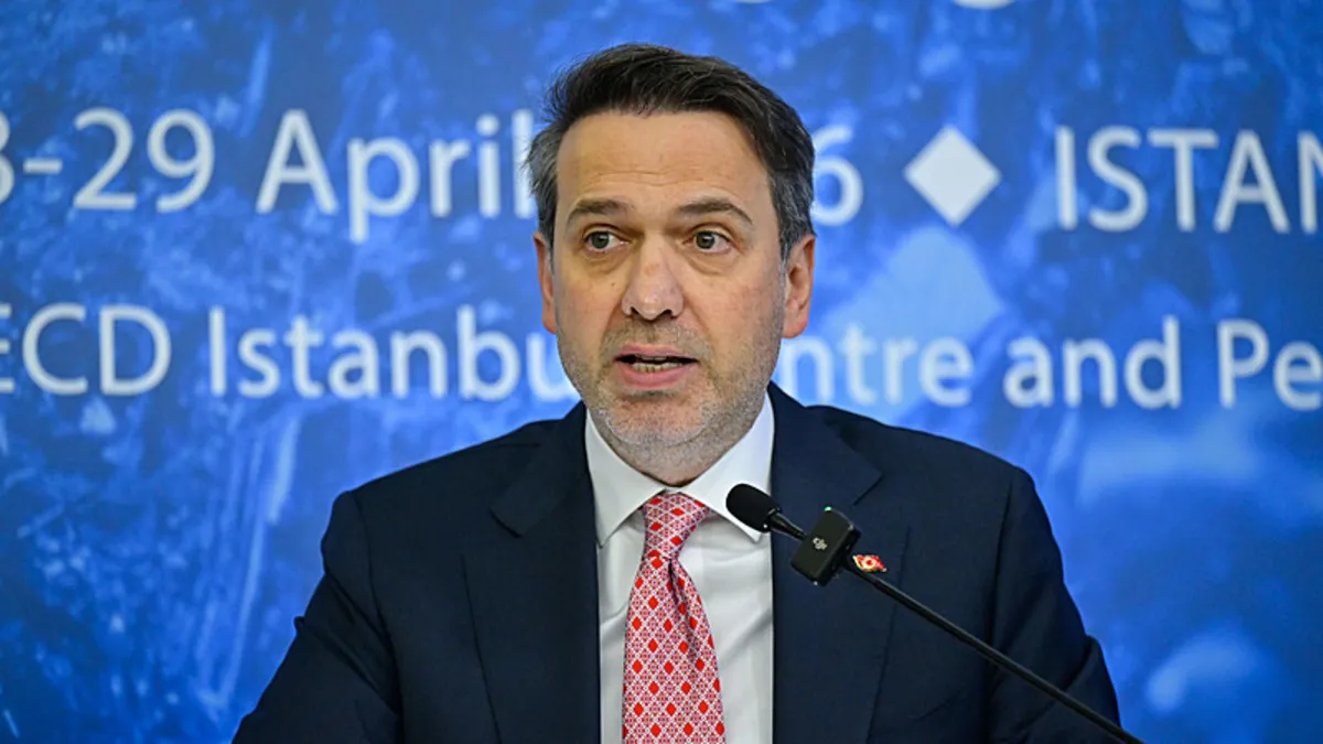 Bakan Bayraktar’dan Özgür Özel’e sert tepki: Asıl “kara düzen” sizin yanınızda şekillenmektedir Bakan Bayraktar’dan Özgür Özel’e sert tepki: Asıl “kara düzen” sizin yanınızda şekillenmektedir