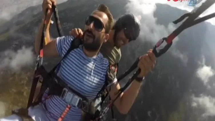 Paraşütle ilk defa atlayan tatilcinin görüntüleri güldürdü