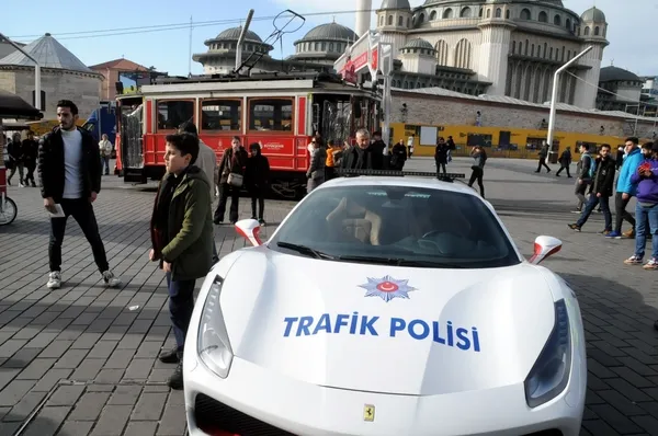 ferrari-polis-araci-taksimde-ilgi-odagi-oldu-1705745253583.jpg