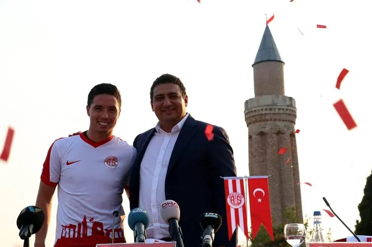 Antalyaspor’da Nasri için coşkulu imza töreni