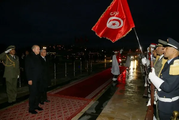 Cumhurbaşkanı Erdoğan Tunus'ta Şehitler Anıtına çelenk bıraktı