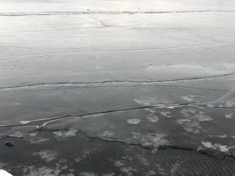 Çıldır gölü resmen ikiye bölündü! Bir yanı çözüldü bir yanı hala buz